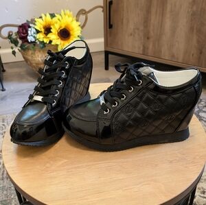 Black wedge shoe